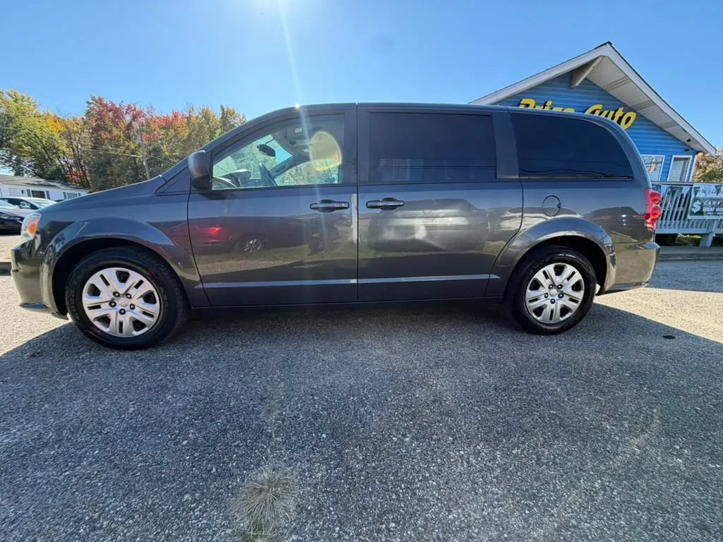 Used 2018 Dodge Grand Caravan SE w/ UConnect Hands-Free Group FWD image 2