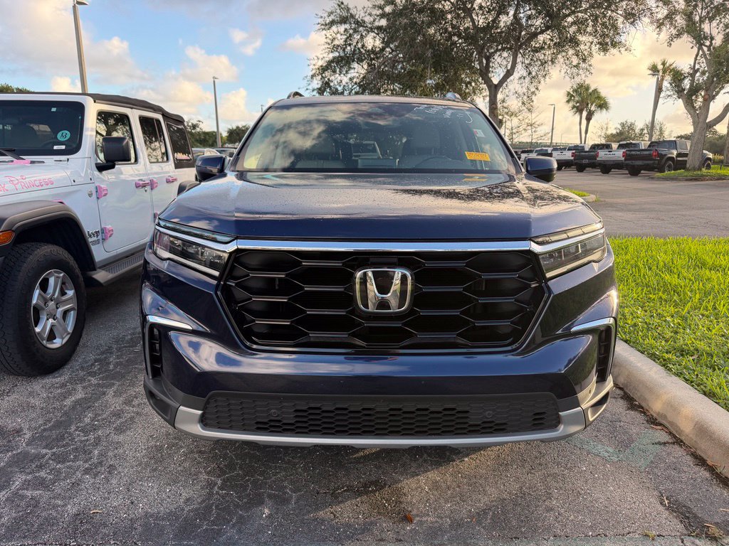 Used 2025 Honda Pilot Touring image 2