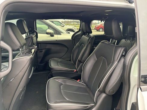 Used 2023 Chrysler Pacifica Limited w/ Uconnect Theater Family Group image 5