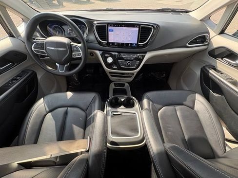 Used 2024 Chrysler Pacifica Touring-L FWD image 9