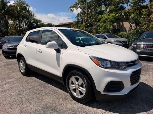 Used 2020 Chevrolet Trax LS w/ Tint and Cruise Package FWD image 5