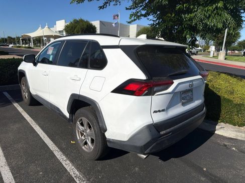 Certified 2022 Toyota RAV4 XLE FWD image 6