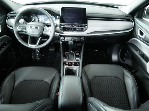 Used 2025 Jeep Compass Latitude AWD/4WD image 19
