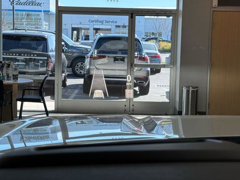 Used 2021 GMC Yukon Denali w/ Denali Premium Package image 18