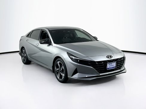 Used 2023 Hyundai Elantra SEL w/ Convenience Package FWD image 3