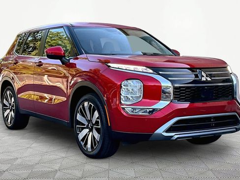 Used 2025 Mitsubishi Outlander SE FWD image 3