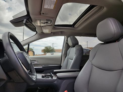 Used 2023 Toyota Sienna XLE image 7