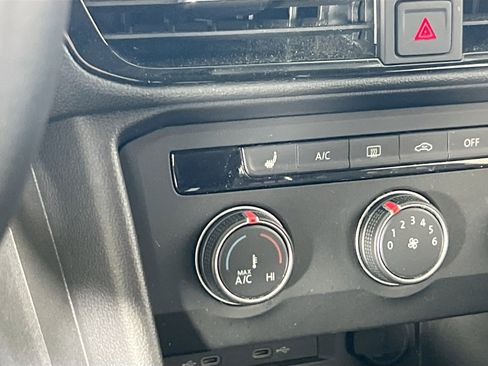 Used 2022 Volkswagen Taos SE image 19