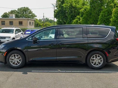 Used 2023 Chrysler Voyager LX image 4