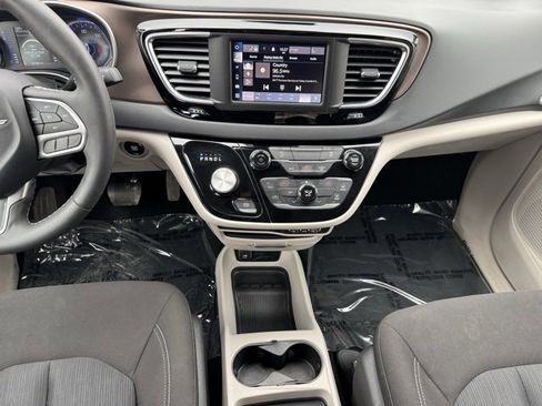 Used 2023 Chrysler Voyager LX image 2