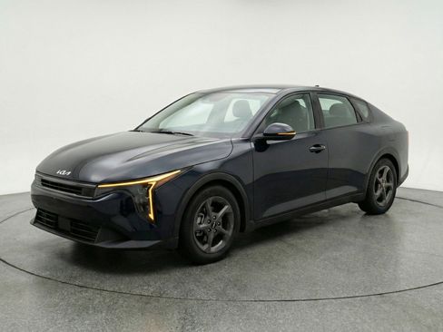 Used 2025 Kia K4 LXS image 3
