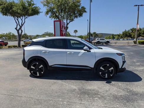 Used 2025 Nissan Kicks SR image 3