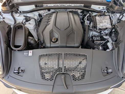 Certified 2025 Porsche Macan AWD/4WD image 28