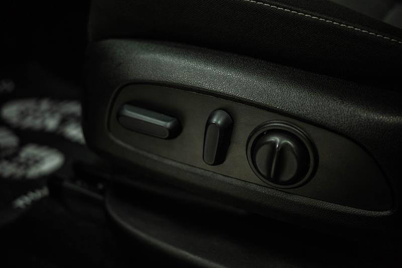 Used 2025 Chevrolet Blazer LT FWD image 16