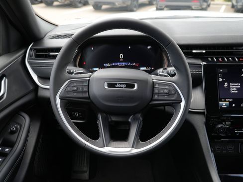 Used 2025 Jeep Grand Cherokee Laredo RWD image 21