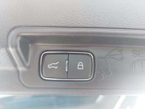 Used 2022 Ford Explorer XLT w/ Equipment Group 202A AWD/4WD image 14