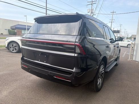 New 2027 Lincoln Navigator Premiere AWD/4WD image 3