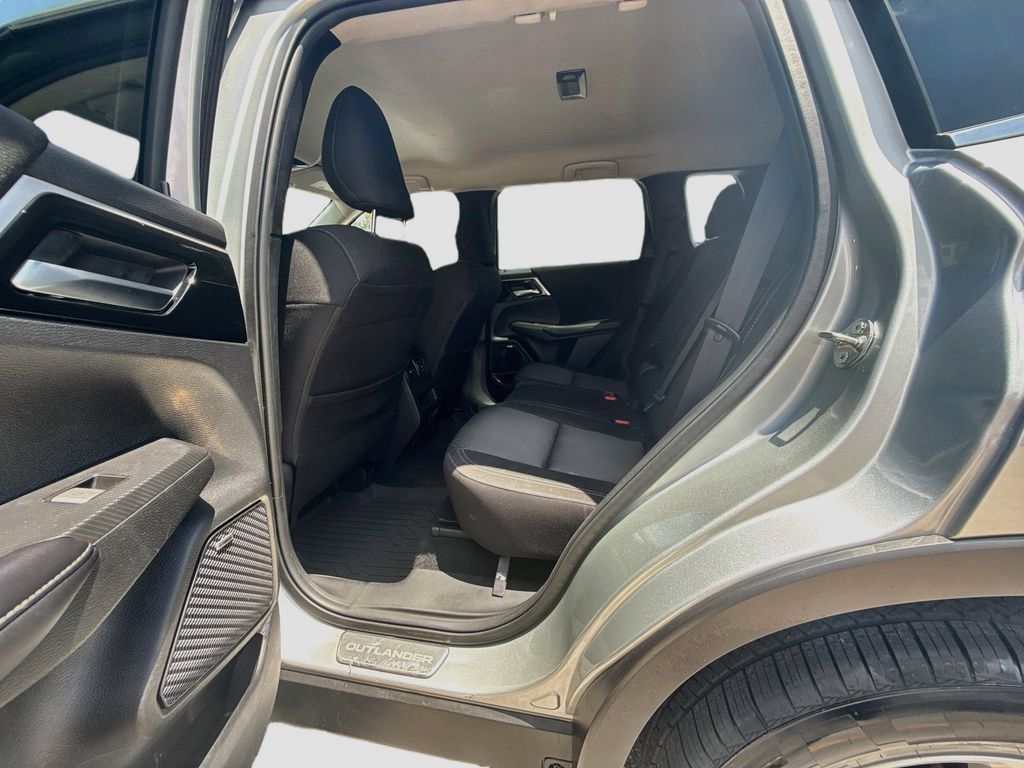 Used 2025 Mitsubishi Outlander ES FWD image 25
