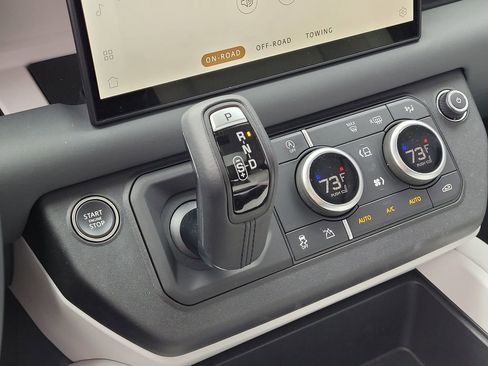 Used 2025 Land Rover Defender 90 S image 26