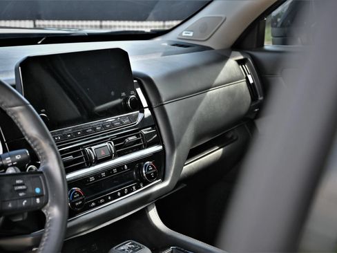 Used 2024 Nissan Pathfinder SL w/ SL Premium Package FWD image 9