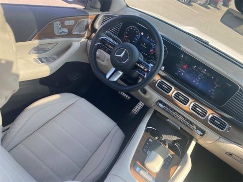 Used 2025 Mercedes-Benz GLS 580 4MATIC image 31