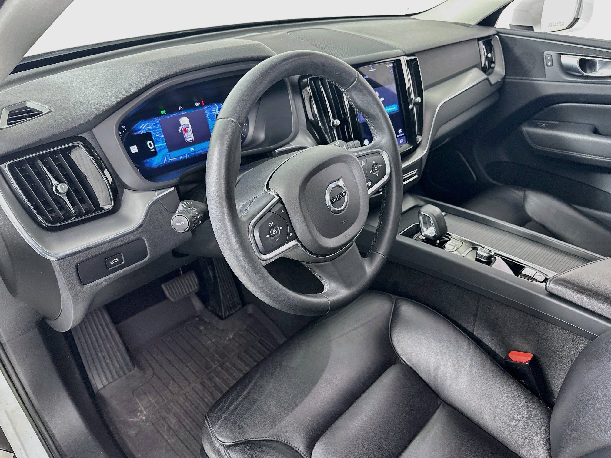 Used 2023 Volvo XC60 B5 Core w/ Protection Package AWD/4WD image 9