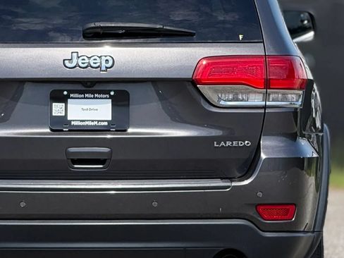 Used 2018 Jeep Grand Cherokee Laredo AWD/4WD image 14