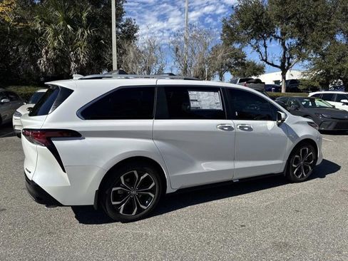 New 2025 Toyota Sienna Platinum image 2