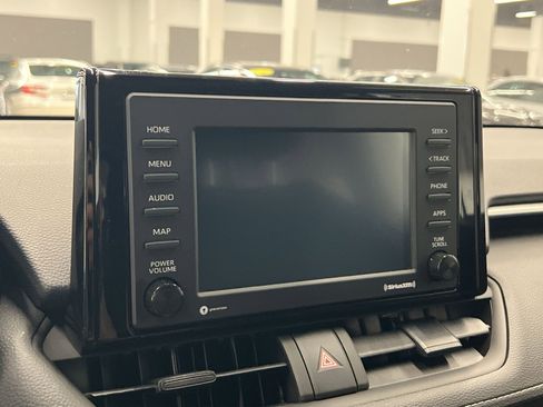 Used 2022 Toyota RAV4 LE image 17