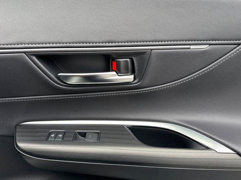 Used 2022 Toyota Venza XLE image 19