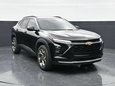 Used 2025 Chevrolet Trax LT w/ LT Convenience Package FWD image 4
