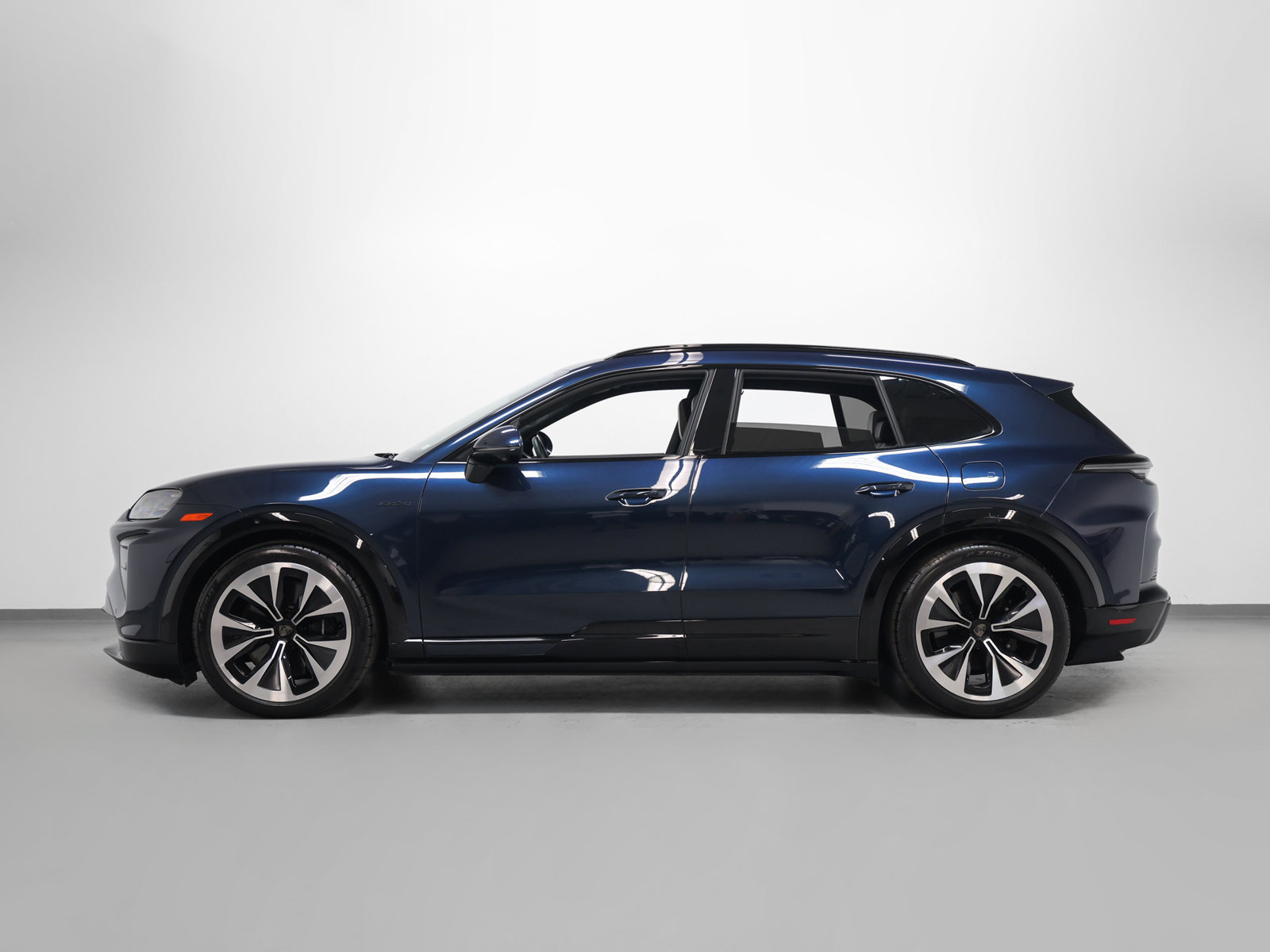 Certified 2026 Porsche Cayenne Turbo AWD/4WD image 2