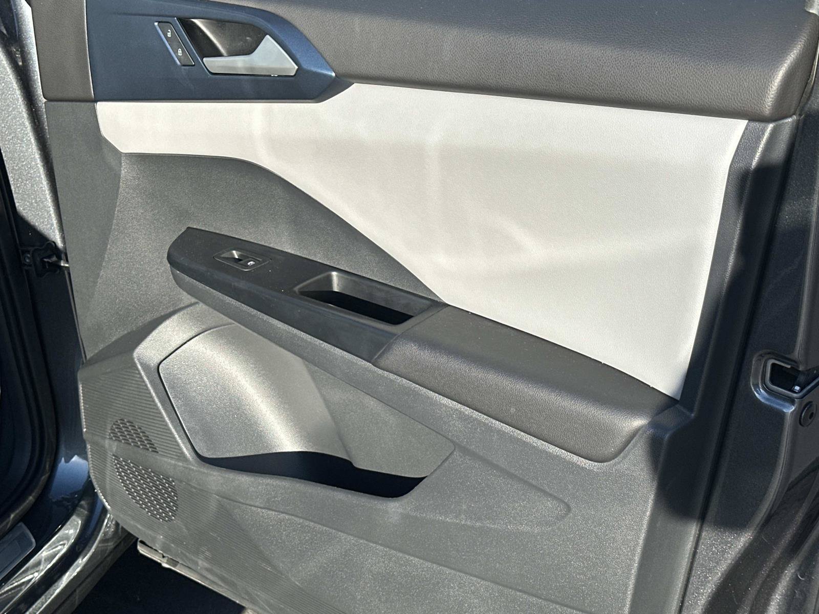 Certified 2023 Volkswagen Taos SE FWD image 28