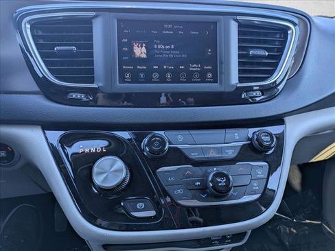 Used 2020 Chrysler Voyager Lxi image 14