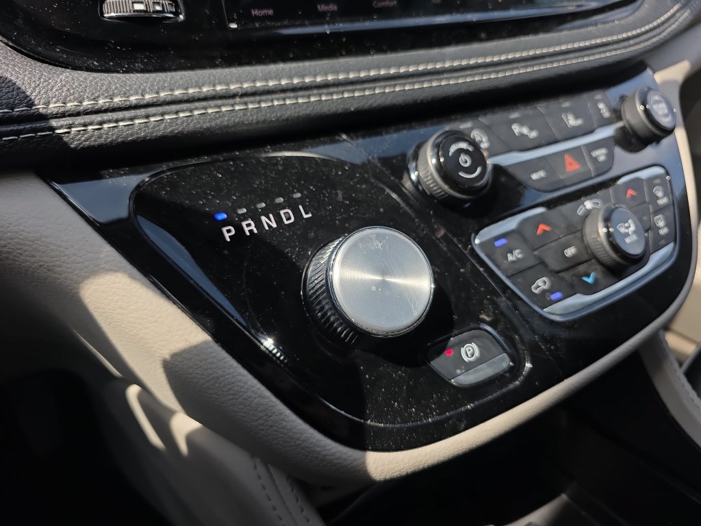 Certified 2024 Chrysler Pacifica Limited FWD image 35