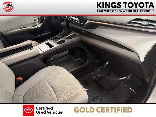 Used 2025 Toyota Sienna LE AWD/4WD image 11