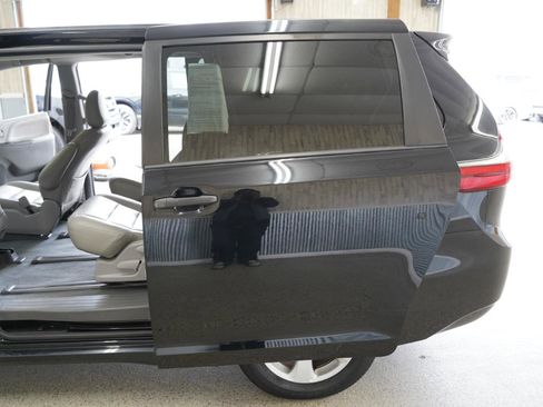 Used 2020 Toyota Sienna L image 36