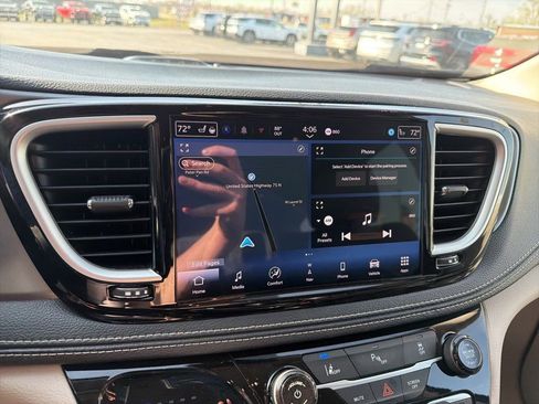 Used 2024 Chrysler Pacifica Limited image 15
