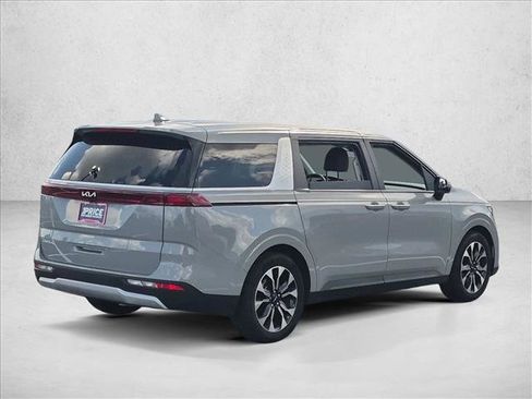 Used 2024 Kia Carnival EX FWD image 5