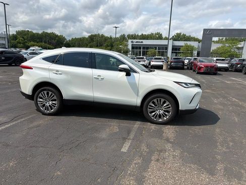 Used 2022 Toyota Venza XLE AWD/4WD image 18