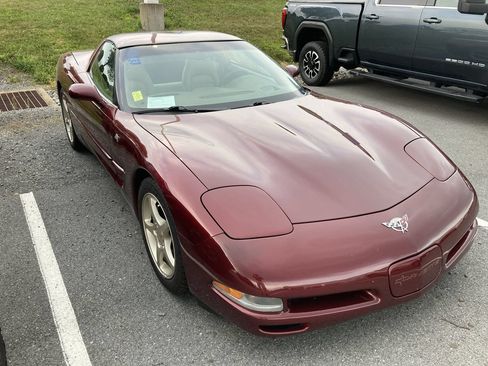 Used 2003 Chevrolet Corvette Coupe w/ Preferred Equipment Group RWD image 1