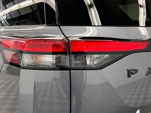 New 2025 Nissan Pathfinder Platinum image 17