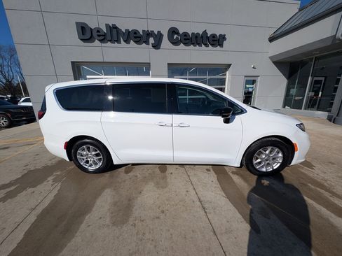 Used 2024 Chrysler Pacifica Touring-L image 4