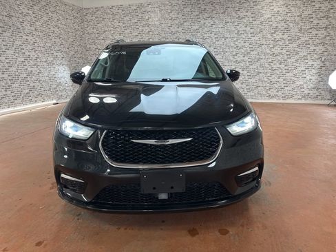 Used 2022 Chrysler Pacifica Touring-L image 2