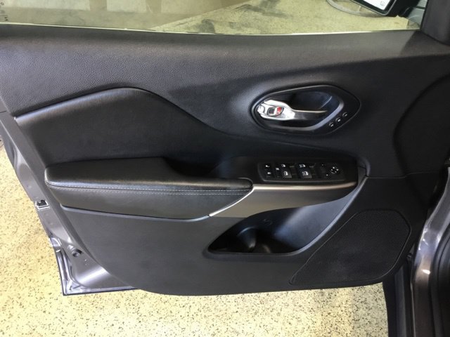 Used 2019 Jeep Cherokee Limited AWD/4WD image 39