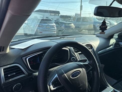 Used 2017 Ford Fusion SE w/ Fusion SE Technology Package image 11