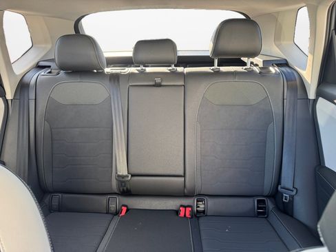 Used 2025 Volkswagen Taos SE w/ Panoramic Sunroof Package image 15