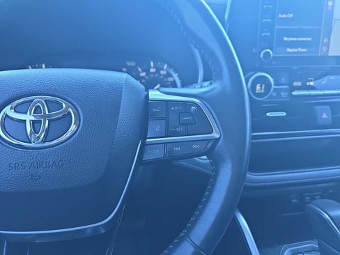 Used 2021 Toyota Highlander XLE AWD/4WD image 29