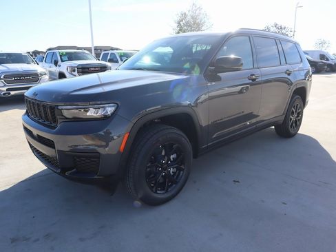 New 2025 Jeep Grand Cherokee L Altitude image 10