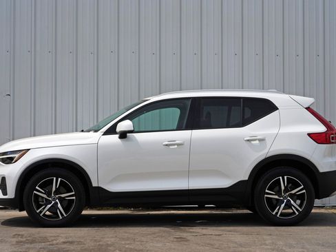 Used 2023 Volvo XC40 B4 Core w/ Convenience Package image 8